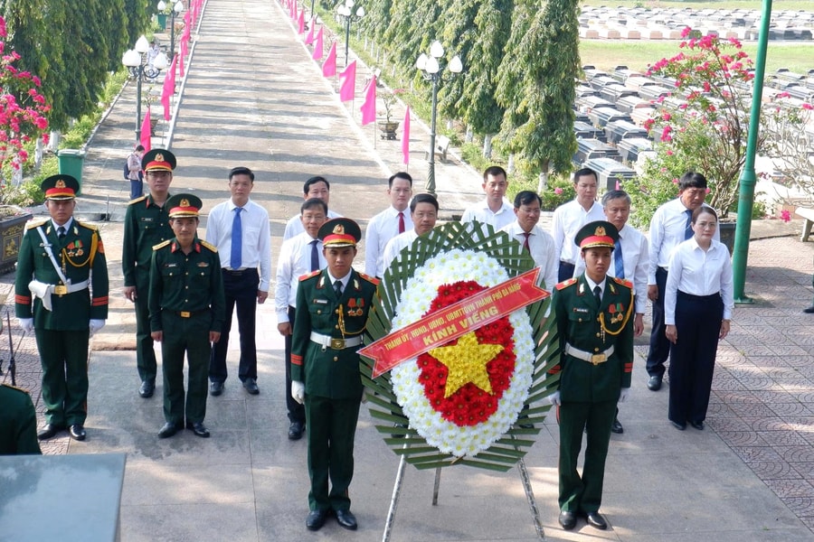 Phó Bí thư Thành ủy Ngô Xuân Thắng dâng hương tưởng niệm các anh hùng liệt sĩ