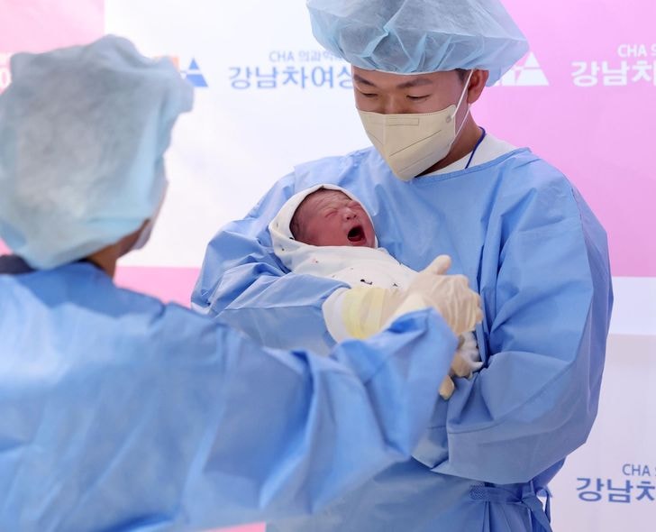 Em bé đầu tiên chào đời sau 17 năm tại một làng quê Hàn Quốc