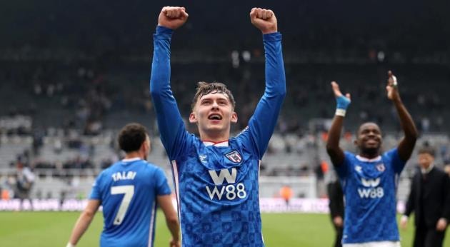 Manchester United tái khởi động thương vụ Chris Rigg sau màn trình diễn chói sáng tại Derby Tyne-Wear