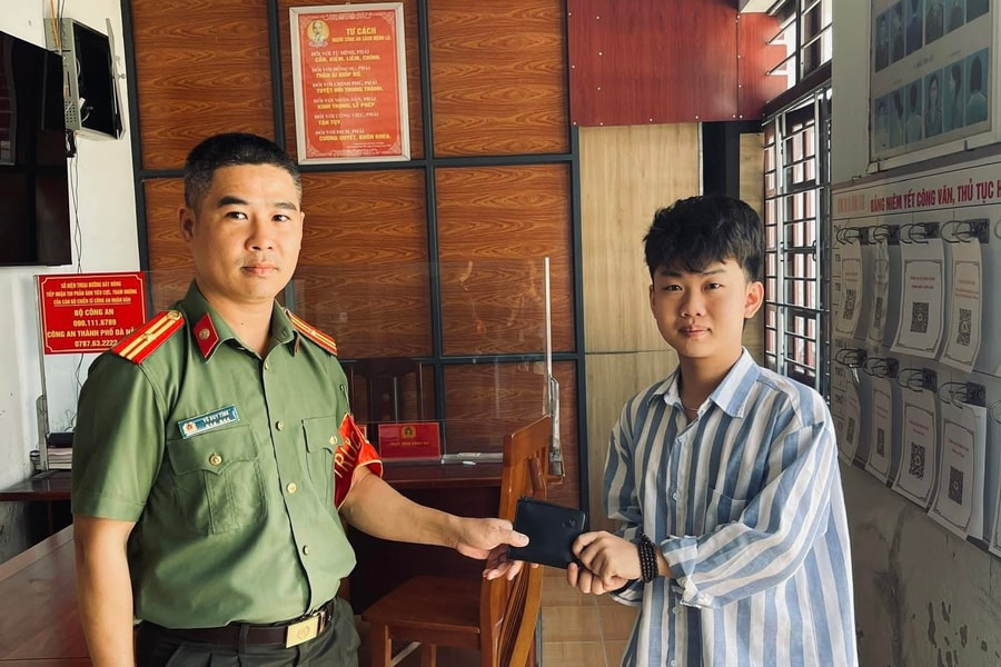 Công an xã Sông Vàng trao trả tài sản cho người đánh rơi