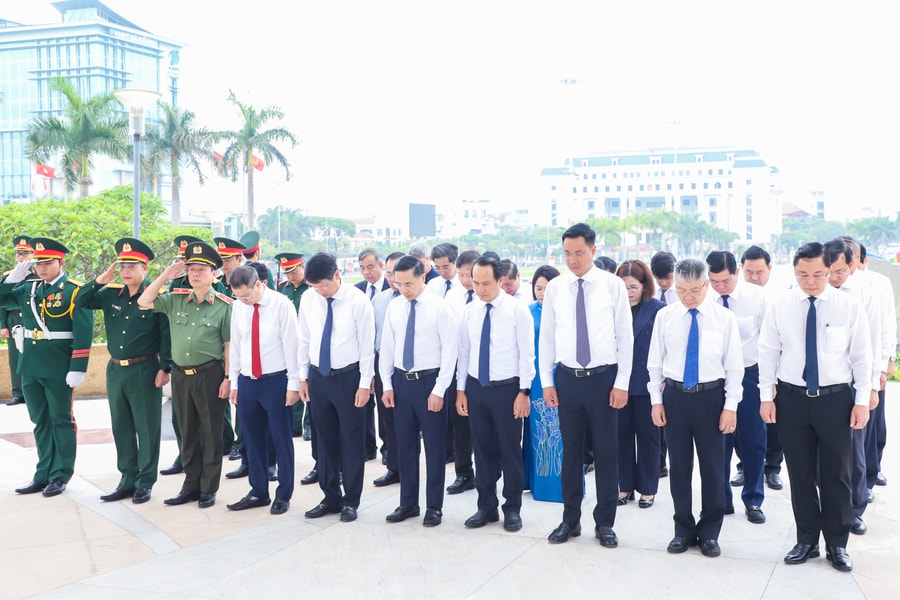 Lãnh đạo thành phố Đà Nẵng dâng hương các anh hùng liệt sĩ