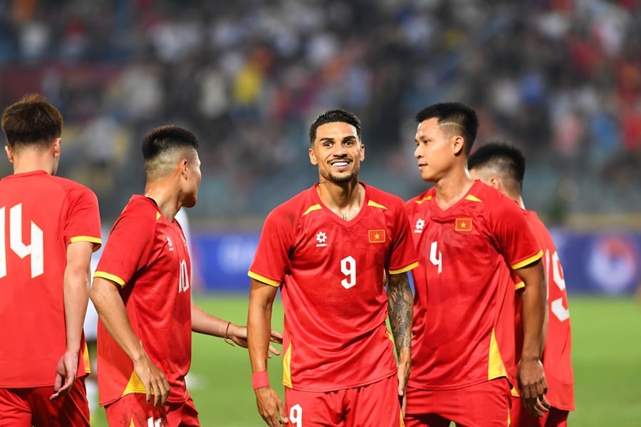 ĐT Việt Nam trước trận gặp Malaysia: Đỗ Hoàng Hên ghi điểm, HLV Kim Sang-sik lo ngại cân nặng Xuân Son