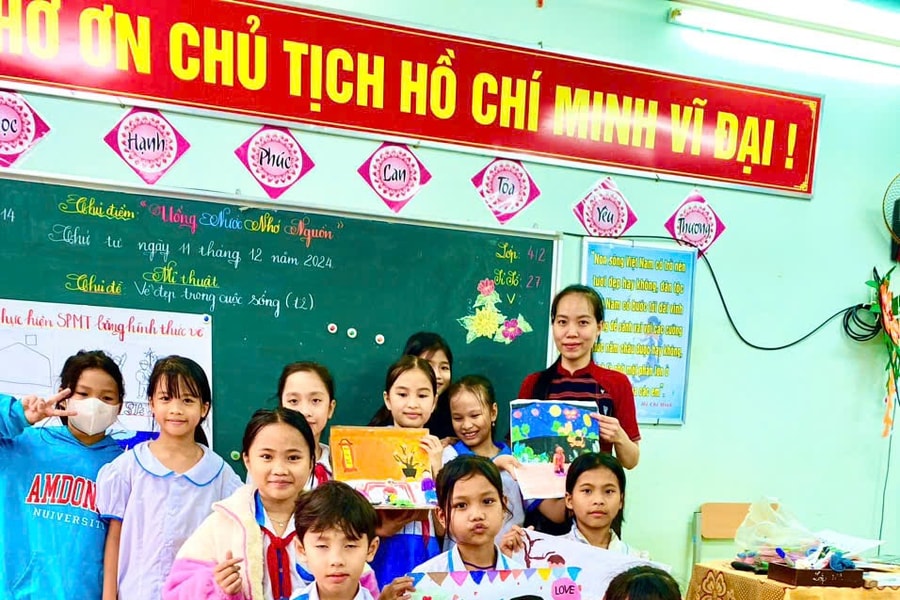 Cô giáo trẻ lan tỏa chuyển đổi số và nhiệt huyết với thiện nguyện vùng cao