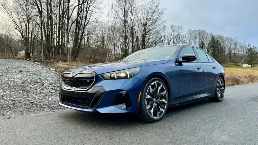 BMW i5 tại Mỹ đồng loạt trang bị chuẩn sạc Tesla NACS từ tháng 3/2026