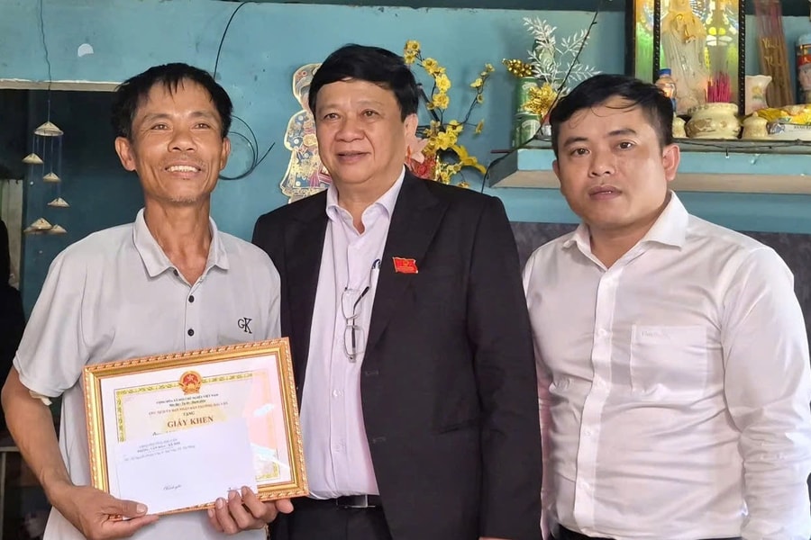 Phường Hải Vân biểu dương người cứu hai trẻ nhỏ bị đuối nước tại biển Nam Ô