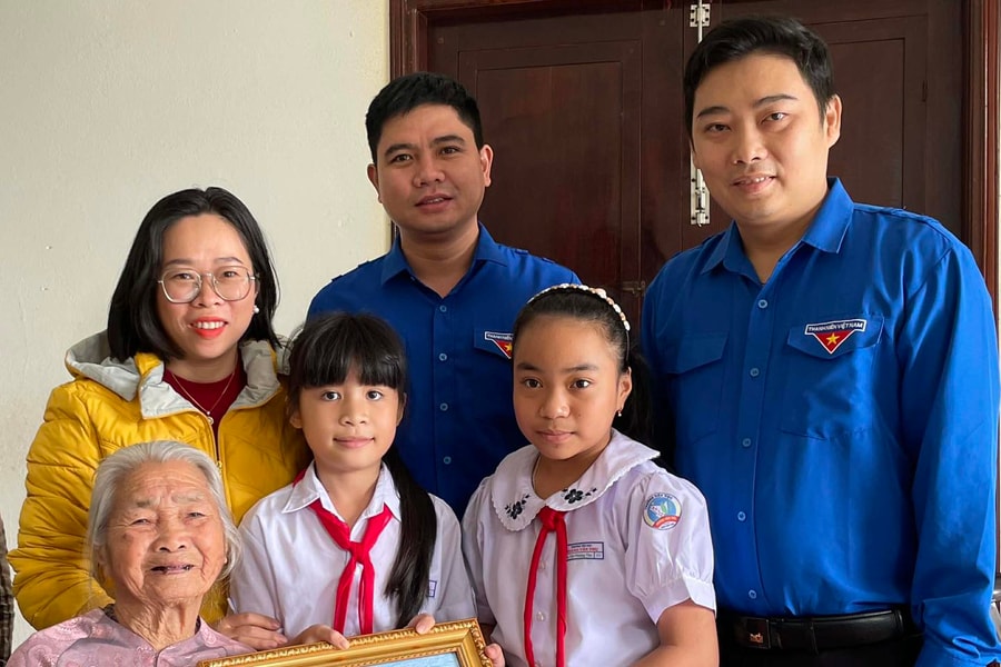 Gìn giữ thơ ca dân gian từ những người mẹ anh hùng