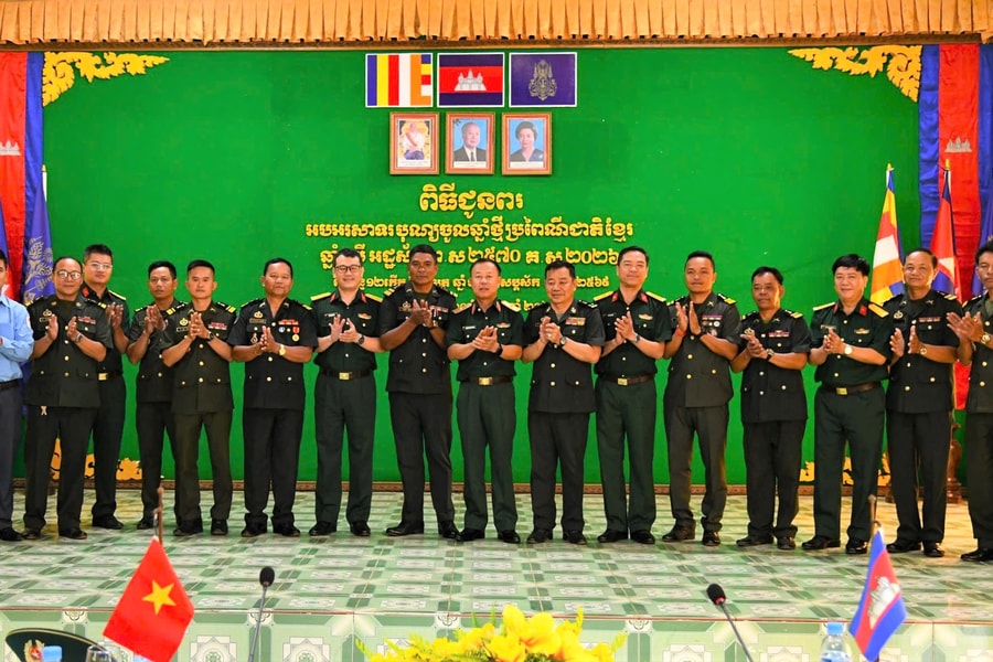 Quân khu 5 thăm, chúc Tết cổ truyền tại Campuchia