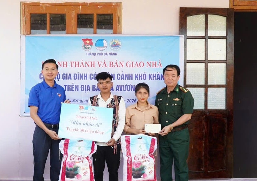 Bàn giao “Nhà nhân ái” cho gia đình khó khăn tại xã Avương