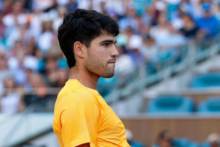 Carlos Alcaraz mất bình tĩnh tại Miami Open 2026: Nội bộ lên tiếng về nghi vấn rạn nứt