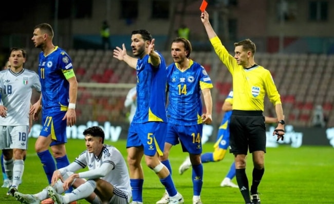 Ý lỡ hẹn World Cup sau thất bại trước Bosnia: Bi kịch từ tấm thẻ đỏ của Bastoni