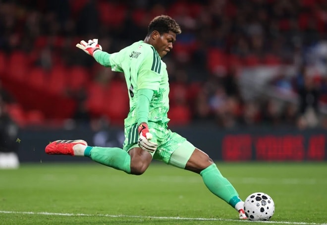 Zion Suzuki: Giải pháp hoàn hảo cho bài toán khủng hoảng thủ môn của Chelsea