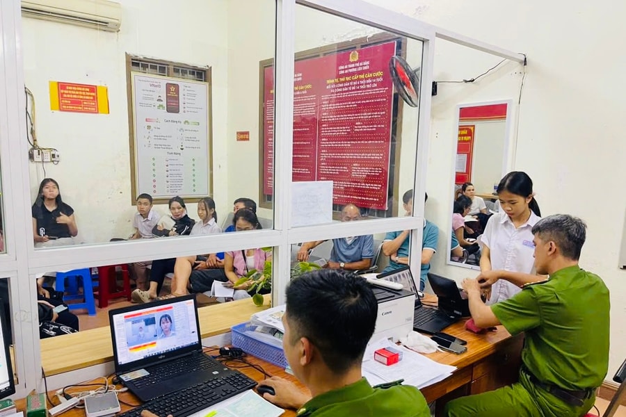 Tăng ca cấp căn cước cho học sinh trước kỳ thi