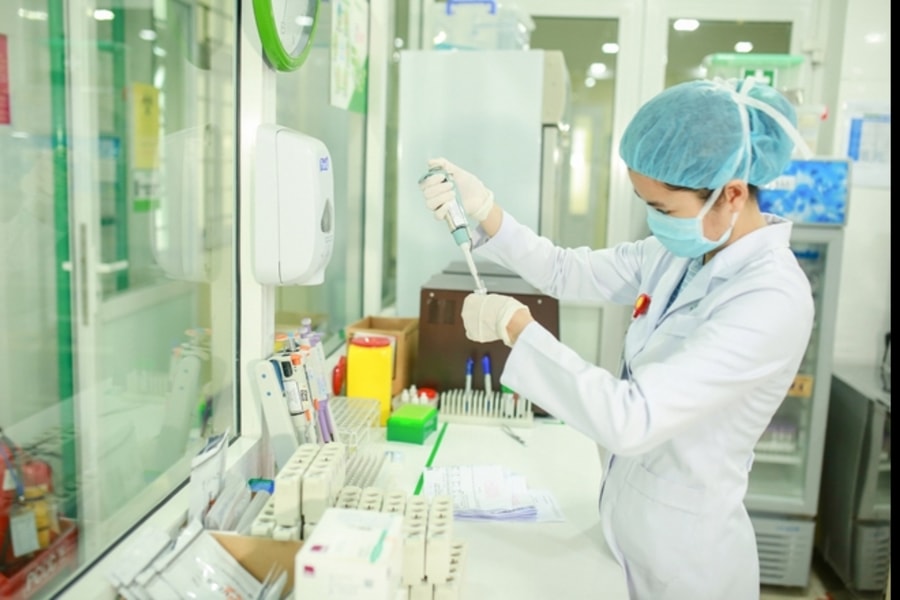 Thầm lặng sau cánh cửa phòng xét nghiệm