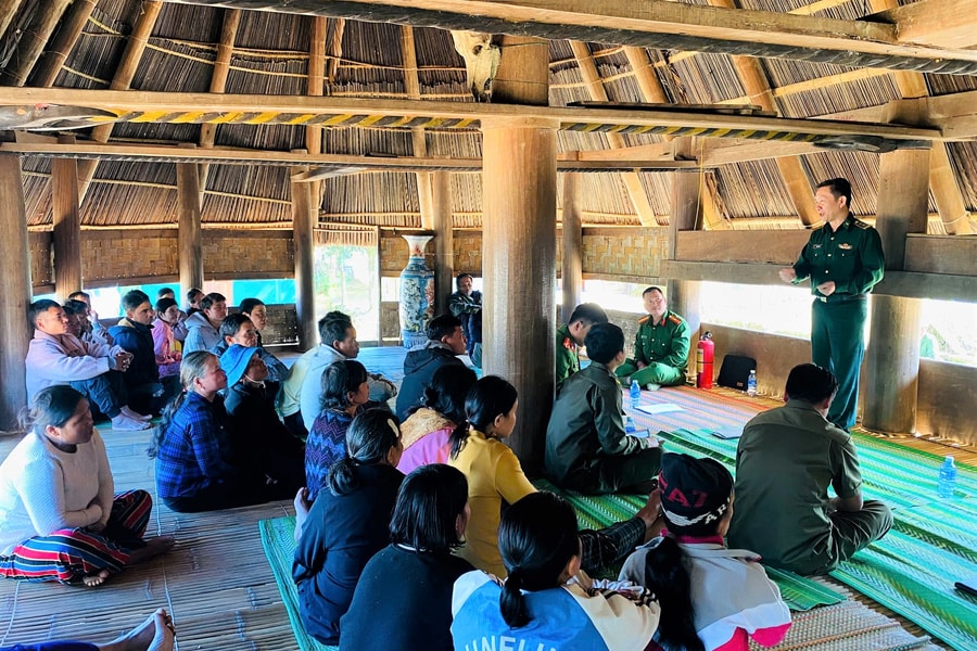 Cán bộ biên phòng sử dụng tiếng đồng bào dân tộc thiểu số: Thêm điều kiện để gần dân, sát cơ sở