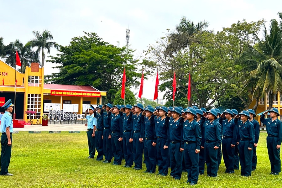 Thao trường nắng gió tôi luyện bản lĩnh tân binh