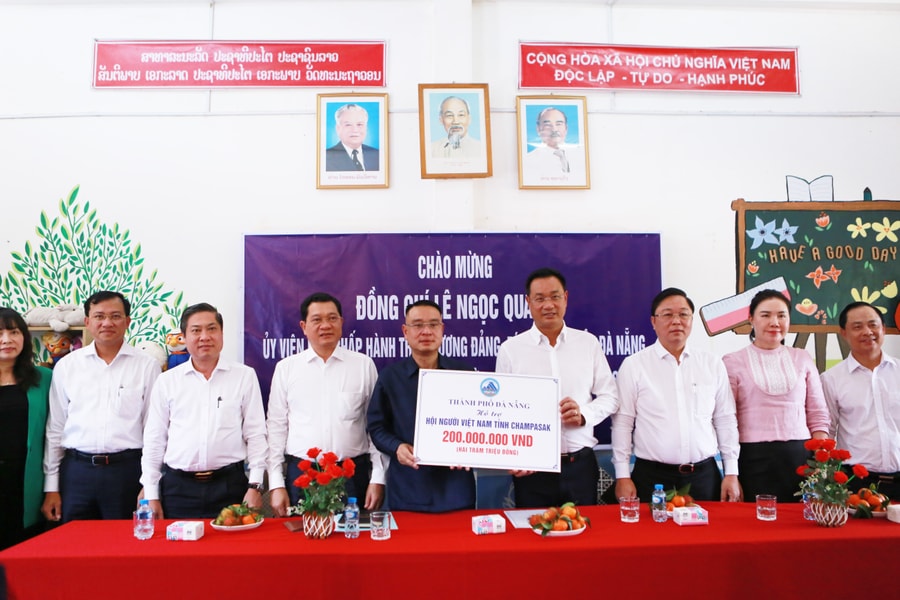 Đoàn công tác Đà Nẵng thăm, chúc Tết Bunpimay cộng đồng người Việt tại Champasak (Lào)