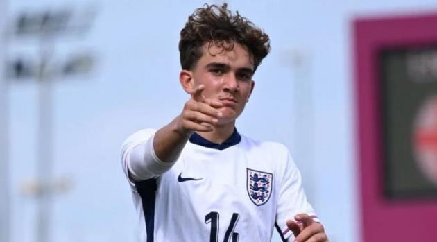 Max Dowman: Viên ngọc quý 16 tuổi của Arsenal tỏa sáng rực rỡ trong màu áo U19 Anh