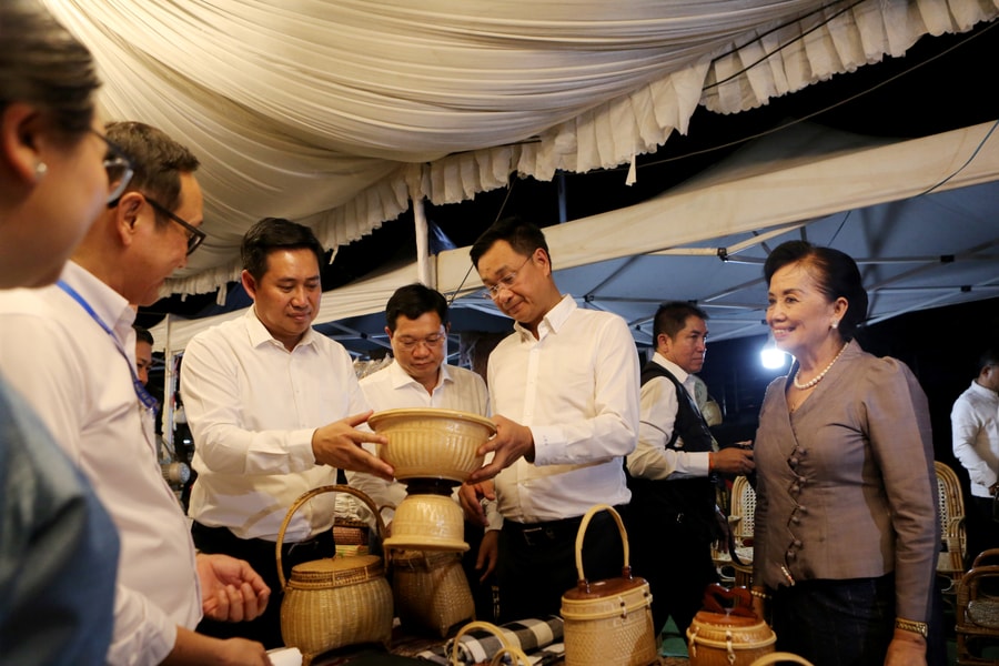 Hàng hóa của doanh nghiệp Việt Nam và Lào tham gia Hội chợ quốc tế Thương mại, đầu tư, du lịch tại Pakse