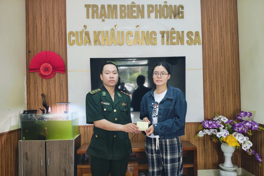 Cán bộ biên phòng trao trả tài sản cho người đánh rơi