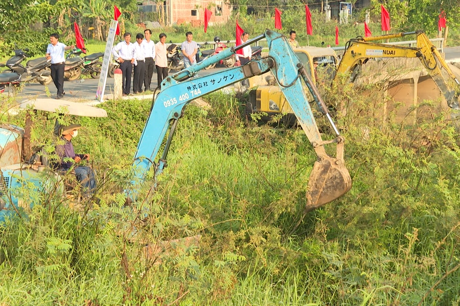 Xã Hòa Tiến ra quân khôi phục, cải tạo đất nông nghiệp bỏ hoang