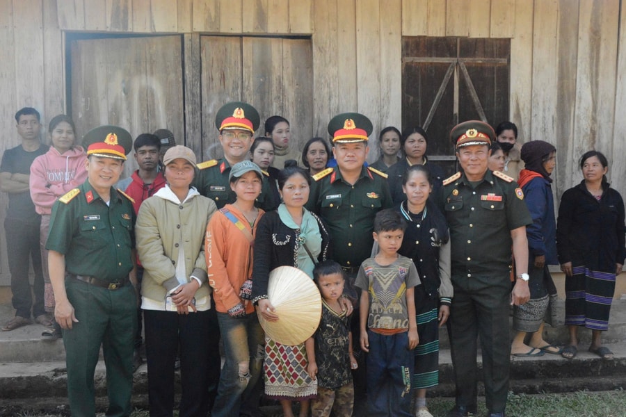 Bộ Chỉ huy Quân sự thành phố Đà Nẵng thăm, tặng quà người dân tỉnh Sê Kông (Lào) nhân dịp Tết Bunpimay