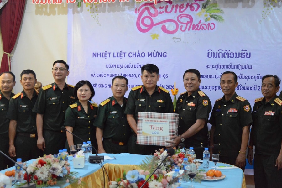 Bộ Chỉ huy Quân sự thành phố Đà Nẵng hỗ trợ 1,5 tỷ đồng cho Bộ Chỉ huy Quân sự tỉnh Sê Kông và Salavan (Lào)