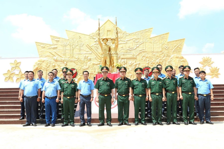 Tư lệnh Quân khu 5 thăm, động viên Đội K53 làm nhiệm vụ tìm kiếm hài cốt liệt sĩ tại Lào