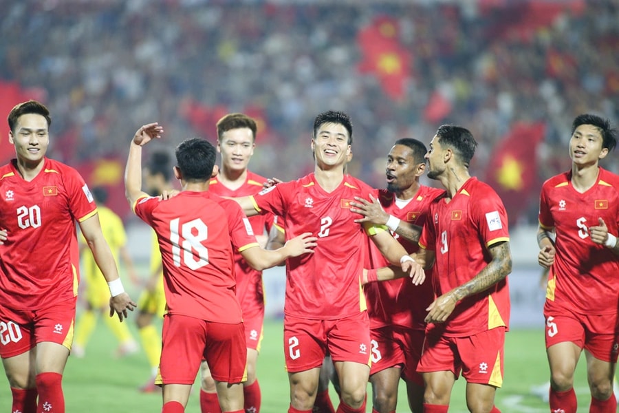 ĐT Việt Nam trở lại top 100 FIFA: Kỷ lục vô tiền khoáng hậu của HLV Kim Sang Sik