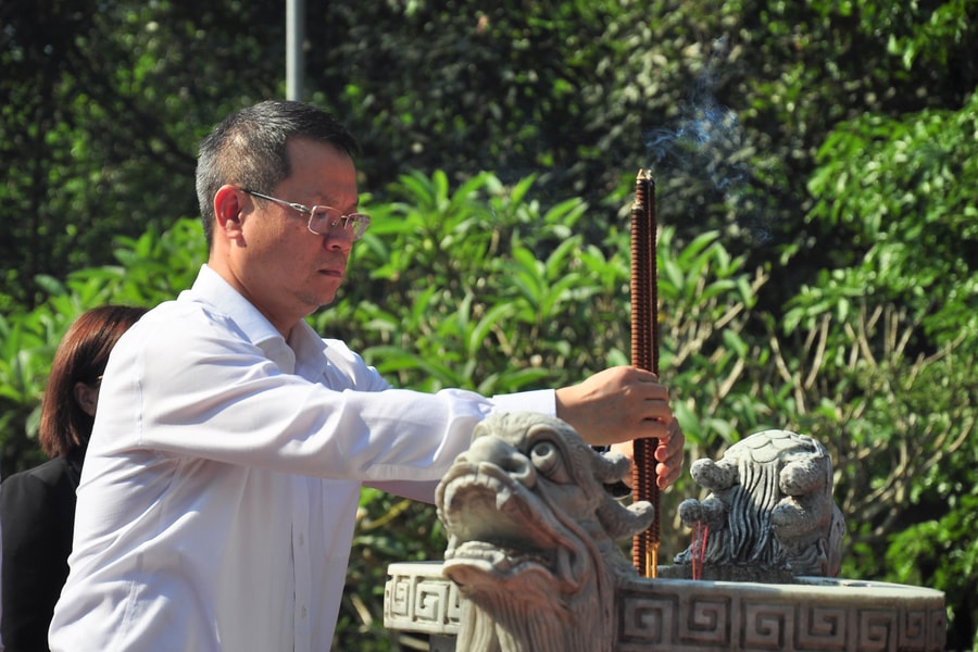 Phó Bí thư Thành ủy Đà Nẵng Nguyễn Mạnh Hùng dâng hương Bia di tích Ban Kiểm tra Khu ủy Khu V