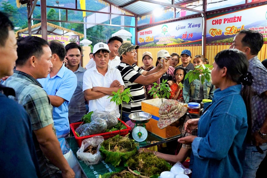 Gắn kết cộng đồng từ phiên chợ Trà Linh
