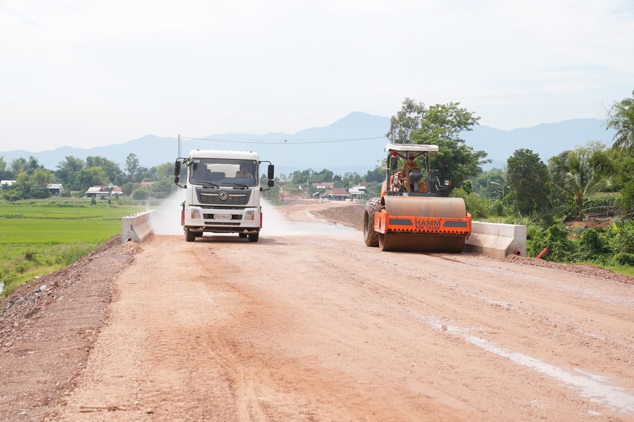 Khẩn trương gỡ vướng, tăng tốc tiến độ các dự án giao thông