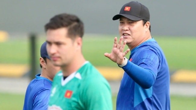 VFF gia hạn hợp đồng với Lee Woon-jae: Xây dựng bức tường thép cho tuyển Việt Nam