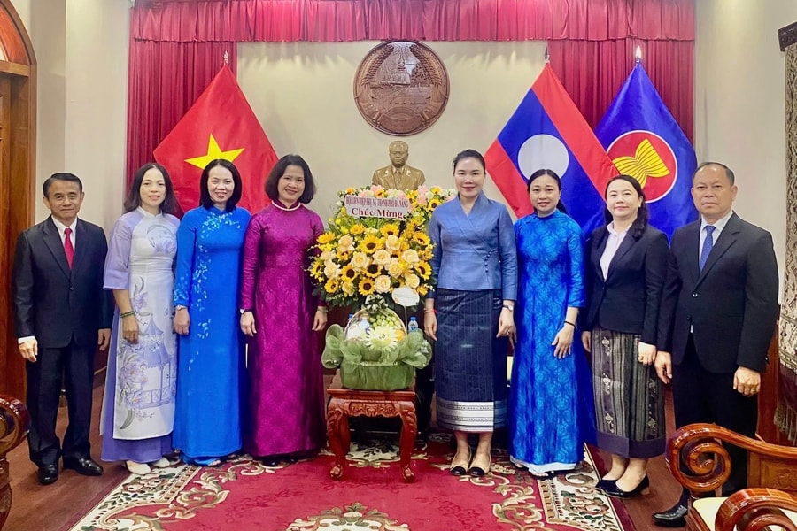 Hội Liên hiệp Phụ nữ thành phố chúc mừng Tổng Lãnh sự quán Lào nhân dịp Tết Bunpimay