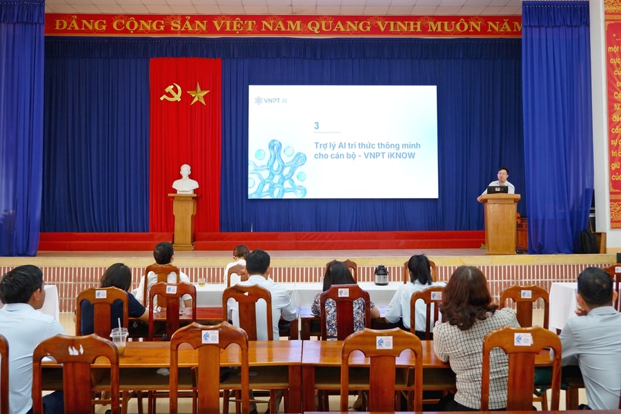 Cán bộ xã Tây Hồ được trang bị kiến thức sử dụng trợ lý ảo (AI) trong công việc