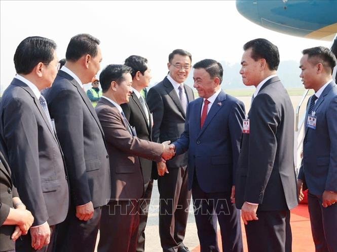 Thường trực Ban Bí thư Trần Cẩm Tú đến Viêng Chăn, bắt đầu thăm chính thức Lào