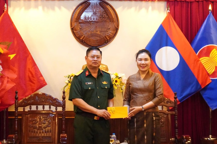 Bộ Chỉ huy Quân sự thành phố Đà Nẵng thăm, chúc mừng Tổng Lãnh sự quán Lào nhân dịp Tết Bunpimay