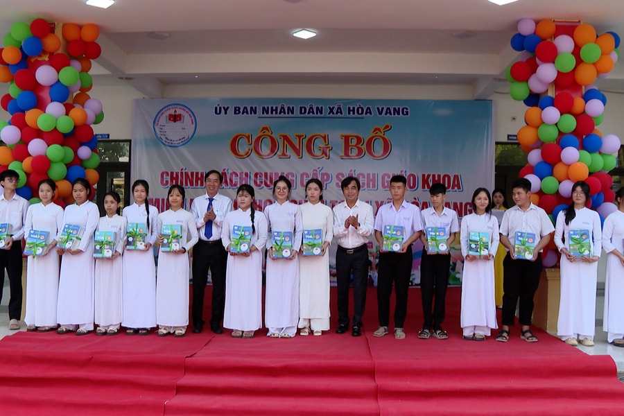 Hòa Vang là xã đầu tiên cả nước cấp sách giáo khoa miễn phí cho học sinh các cấp học