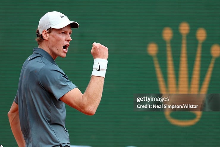 Jannik Sinner phô diễn sức mạnh áp đảo Alexander Zverev để giành vé vào chung kết Monte Carlo 2026