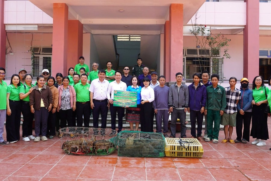 Hội Nông dân phường Ngũ Hành Sơn trao sinh kế cho người dân xã Avương