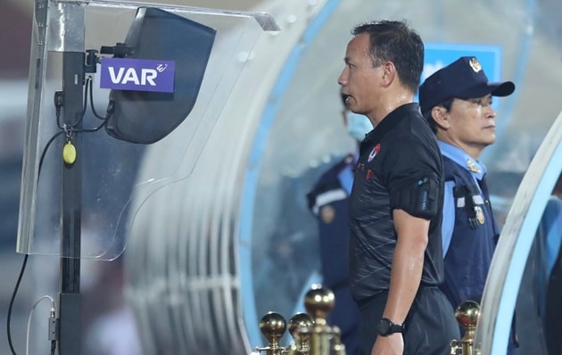 Trọng tài Nguyễn Trung Kiên đối mặt án kỷ luật nặng sau sai lầm từ chối penalty của Nam Định