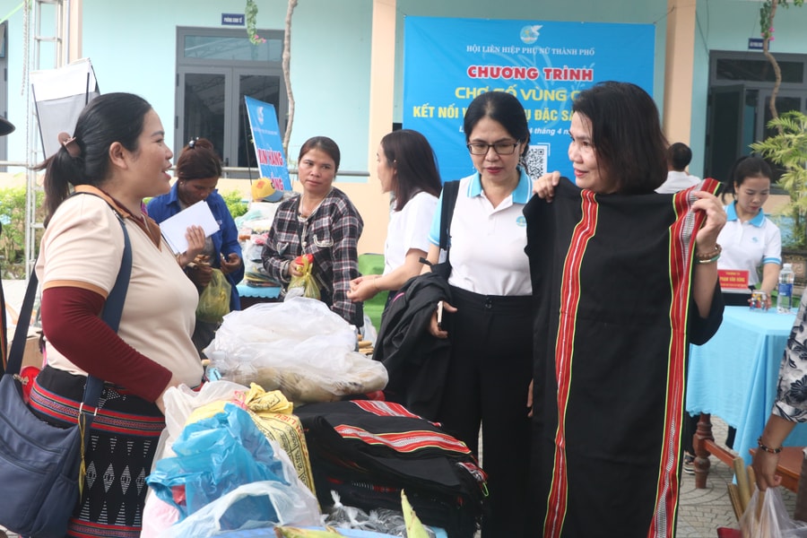 Đưa sản phẩm vùng cao lên không gian số