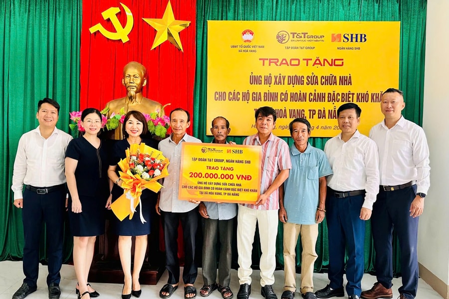 Trao 200 triệu đồng hỗ trợ sửa nhà cho hộ nghèo xã Hòa Vang