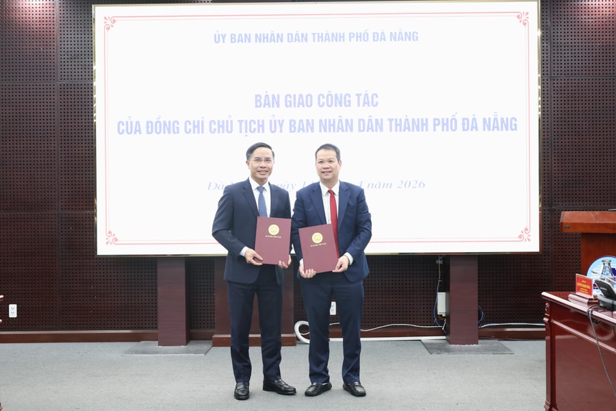 Chủ tịch UBND thành phố Đà Nẵng Nguyễn Mạnh Hùng tiếp nhận bàn giao công việc