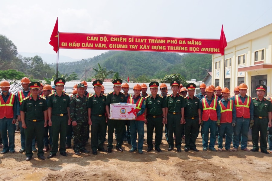 Động viên cán bộ, chiến sĩ tham gia xây dựng trường học tại các xã biên giới