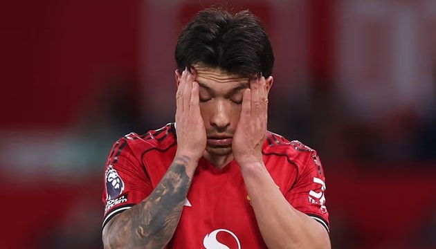 Carragher và Carrick chỉ trích tấm thẻ đỏ của Lisandro Martinez sau pha kéo tóc