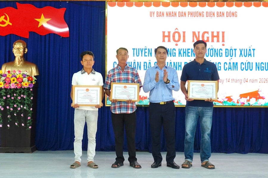 Điện Bàn Đông khen thưởng các cá nhân dũng cảm cứu người đuối nước