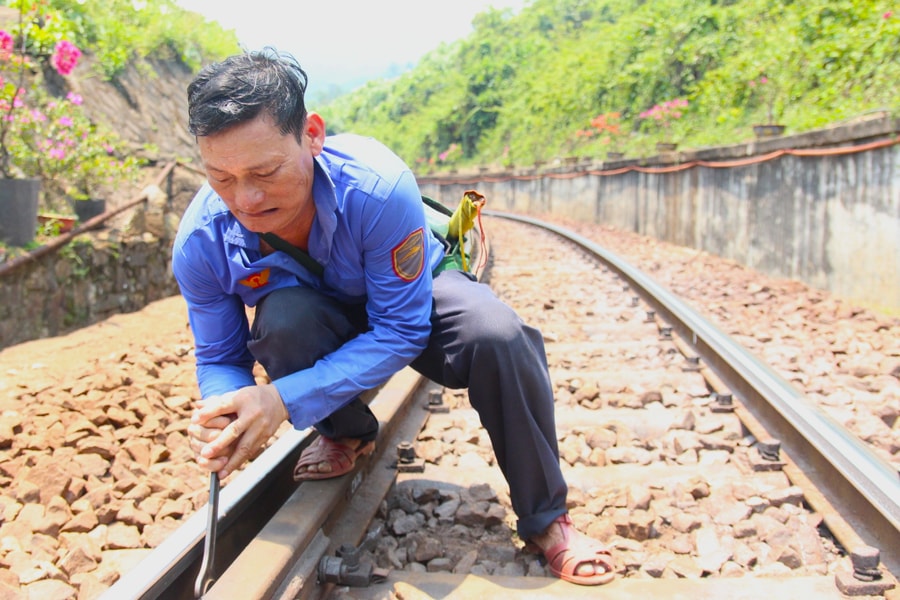 Giữ bình yên những chuyến tàu Bắc - Nam: Những bước chân thầm lặng