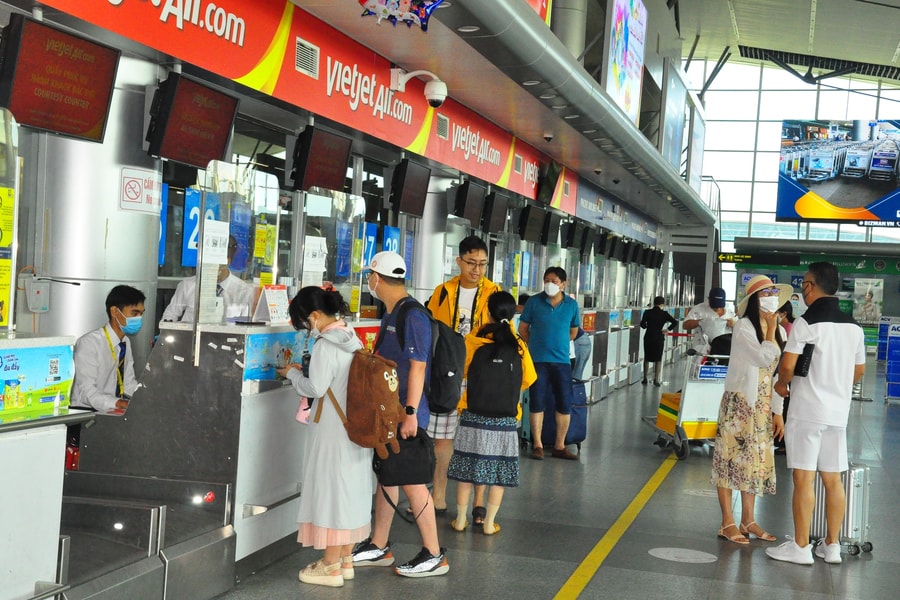 Airfares and travel costs surge across Vietnam ahead of holiday rush