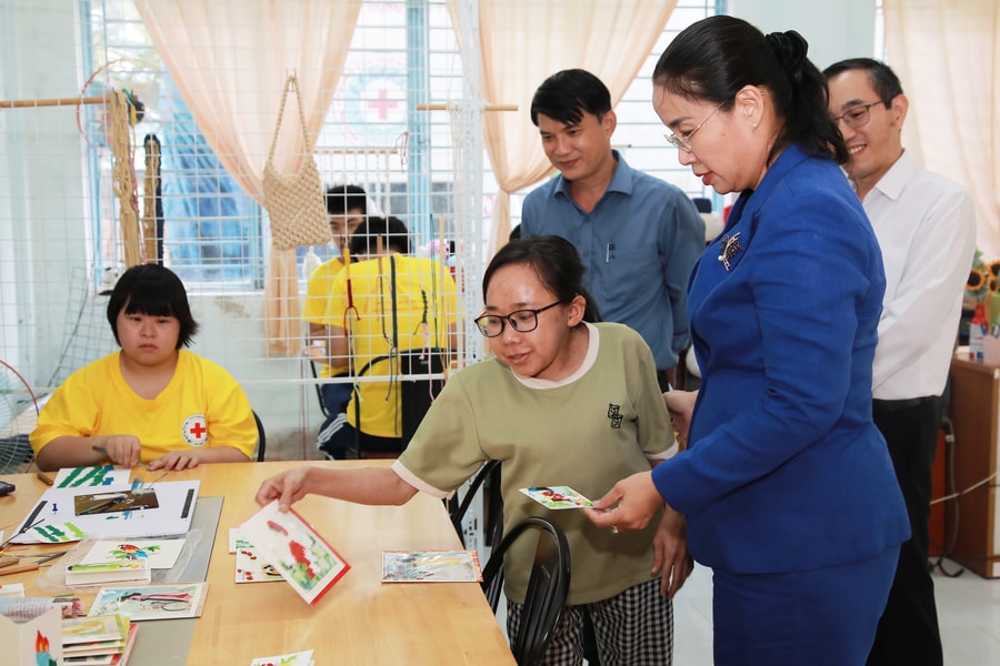 Lãnh đạo thành phố Đà Nẵng thăm, động viên người khuyết tật