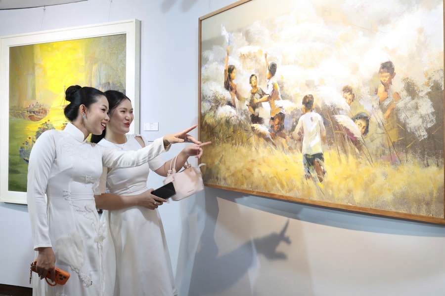 Khai mạc triển lãm mỹ thuật “Sắc màu đất Quảng”